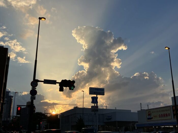 雲から光が差し込む風景