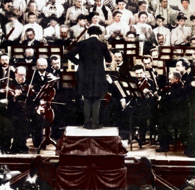 1905年5月22日　ストラスブールで行われたアルザス音楽祭にて、ベートーヴェンの第9交響曲を指揮するマーラー